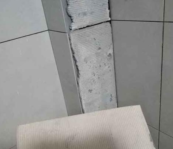 望奎瓷砖空鼓维修公司分享下厨房瓷砖脱落的补救措施。